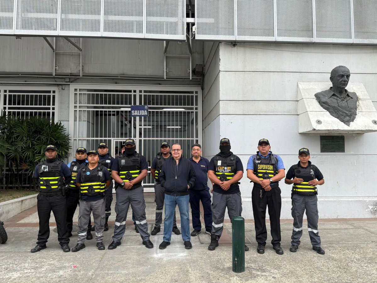 Radio SUCRE 700 AM (@radio_sucre700) on Twitter photo ¡𝗖𝗢𝗡 𝗖𝗔𝗡𝗗𝗔𝗗𝗢𝗦 𝗘𝗟 #𝗖𝗔𝗣𝗪𝗘𝗟𝗟! 🔒
Empresa de seguridad reclama el pago de un año adeudado. Como medida de presión, han colocado candados en las puertas de ingreso del estadio #Capwell de #Emelec, hasta que se les cancele la totalidad de la deuda
<a href="/Jrnochi/">𝐽𝑎𝑣𝑖𝑒𝑟 𝑅𝑢𝑖𝑧</a> ¡𝗖𝗢𝗡 𝗖𝗔𝗡𝗗𝗔𝗗𝗢𝗦 𝗘𝗟 #𝗖𝗔𝗣𝗪𝗘𝗟𝗟! 🔒
Empresa de seguridad reclama el pago de un año adeudado. Como medida de presión, han colocado candados en las puertas de ingreso del estadio #Capwell de #Emelec, hasta que se les cancele la totalidad de la deuda
<a href="/Jrnochi/">𝐽𝑎𝑣𝑖𝑒𝑟 𝑅𝑢𝑖𝑧</a>
