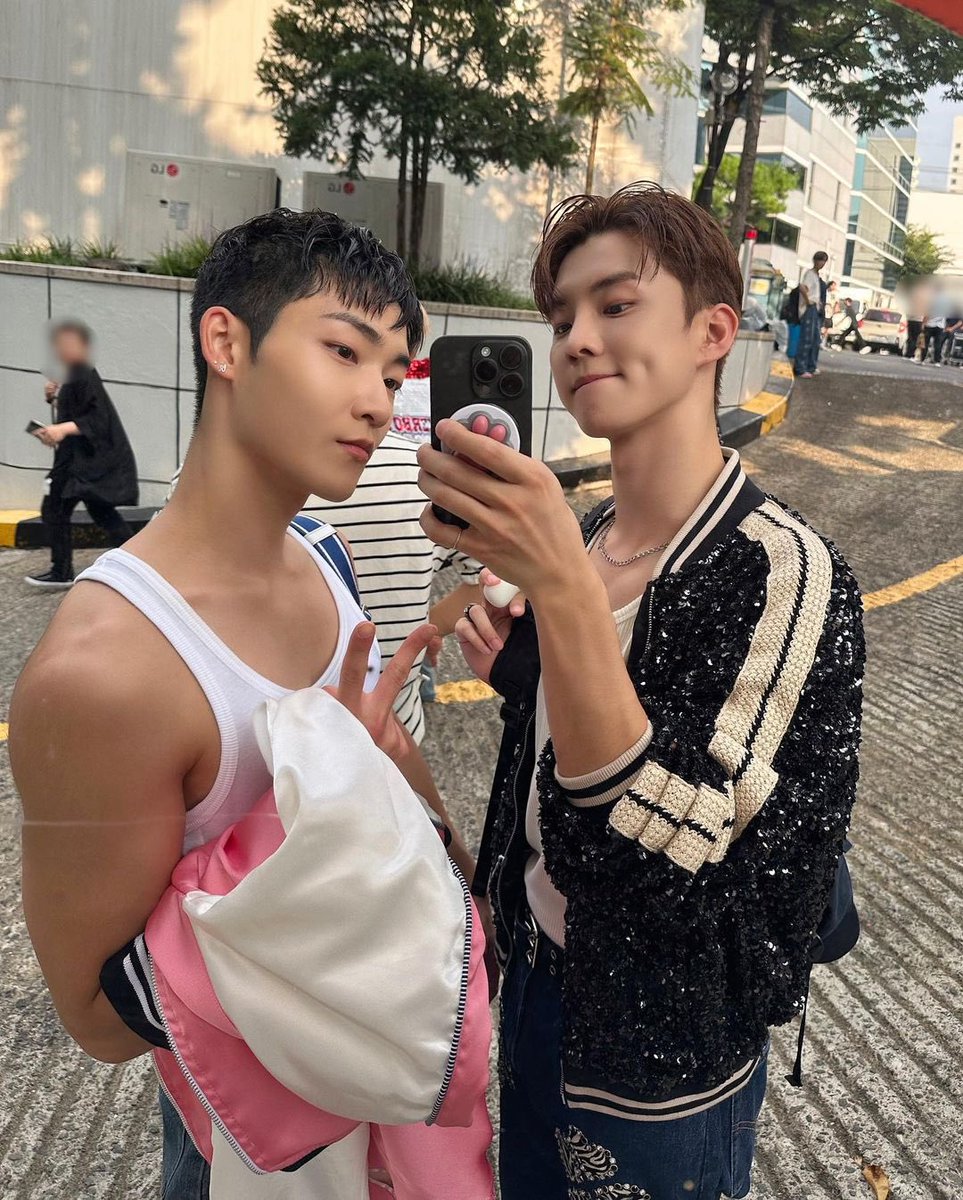 uonjour's tweet photo. ⠀
⠀
[ 💬 #VOYZ_SETH ]
͜✦ dear NAVIGATORS
⠀
💌 Hello, NAVI!! SATNIGHT!!!! Its me with Kyro and tiny Jared, di pojokan nongol kepala Niall. Hari ini VOYZ habis nampil! So fun today!!!
⠀ 
⠀ https://t.co/03klj6N7tv
