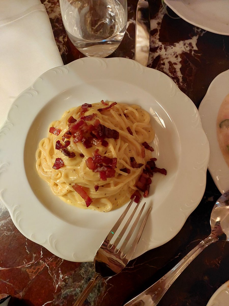 יש משהו בפסטה קרבונרה שפשוט כלכך מדבר אליי, אני מת על המנה הזאת, וזה כלכך כיף כשמסעדה נצמדת למקור ועושה אותה by the book.