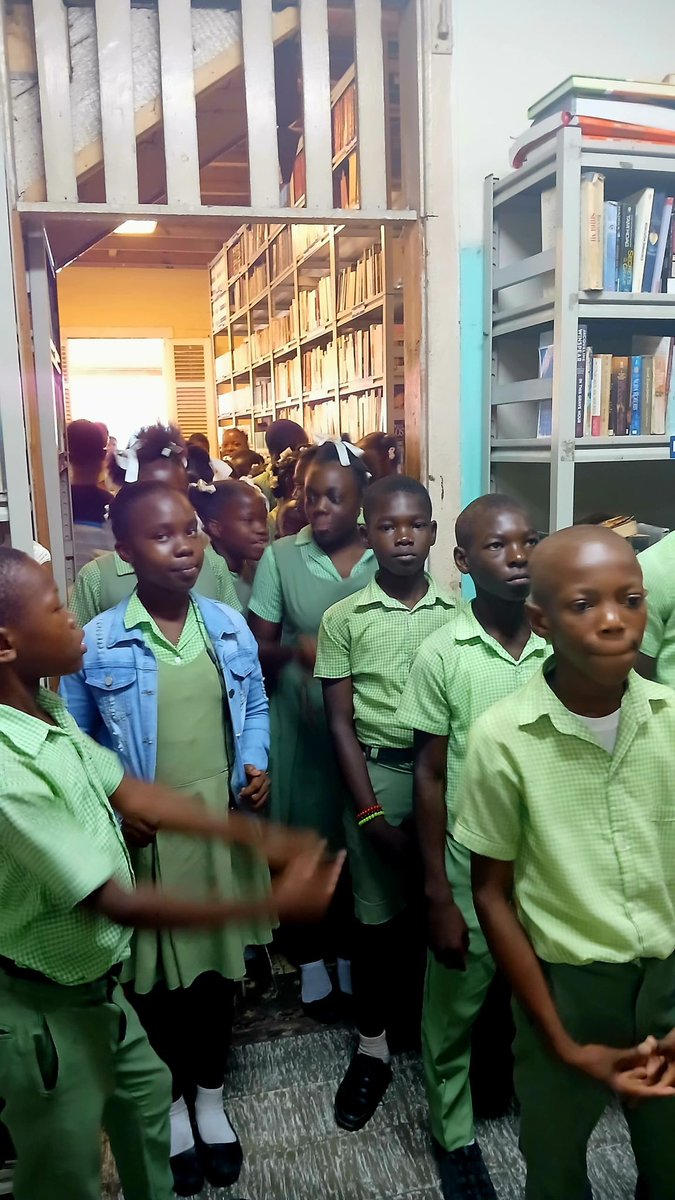 Un de nos grands privilèges à la  Bibliothèque Michèle Tardieu est de recevoir régulièrement des délégations d’élèves qui découvrent pour la première fois une bibliothèque de lecture public. Rien de plus puissant que le sourire d’un enfant qui tient un livre entre les mains!