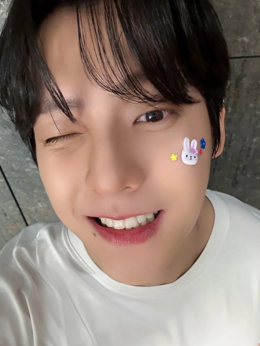 <a href="/hoetazone/">Minhyuk</a> ada adek di pipi mas cayang🐰
