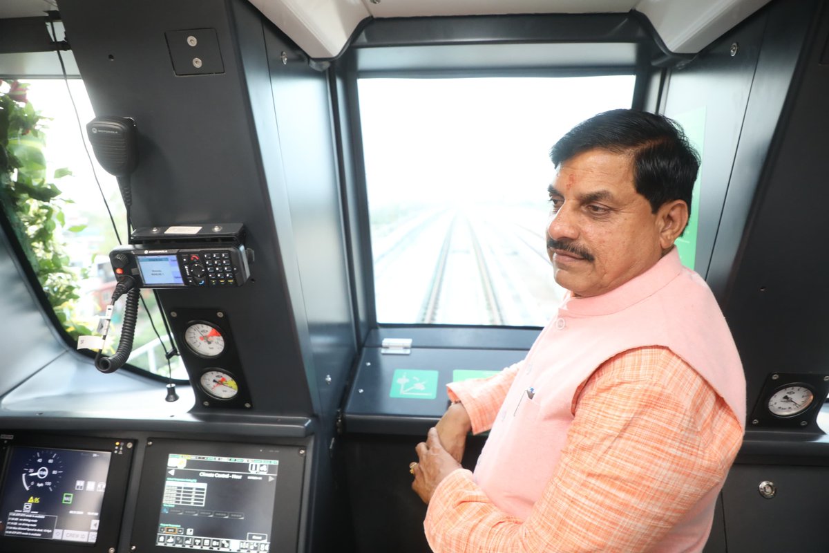 PeoplesUpdate's tweet photo. इंदौर : CM डॉ. मोहन यादव ने इंदौर के उद्घाटित मेट्रो में किया पहला सफर, भाजपा नेता भी रहे मौजूद, सीएम बोले- विकास के नए युग की ओर बढ़ा मालवा।
#Indore @KailashOnline #IndoreMetroRail #PMModi @IndoreMPMRCL @narendramodi #AhilyabaiHolkarJayanti #AhilyadeviHolkar #AhilyaBaiHolkarAt300 @mp_wcdmp @DrMohanYadav51 @CMMadhyaPradesh #स्वावलंबी_महिला_सशक्त_राष्ट्र #NariShakti_MP #WomenEmpowerment_MP #MPNews #PeoplesUpdate