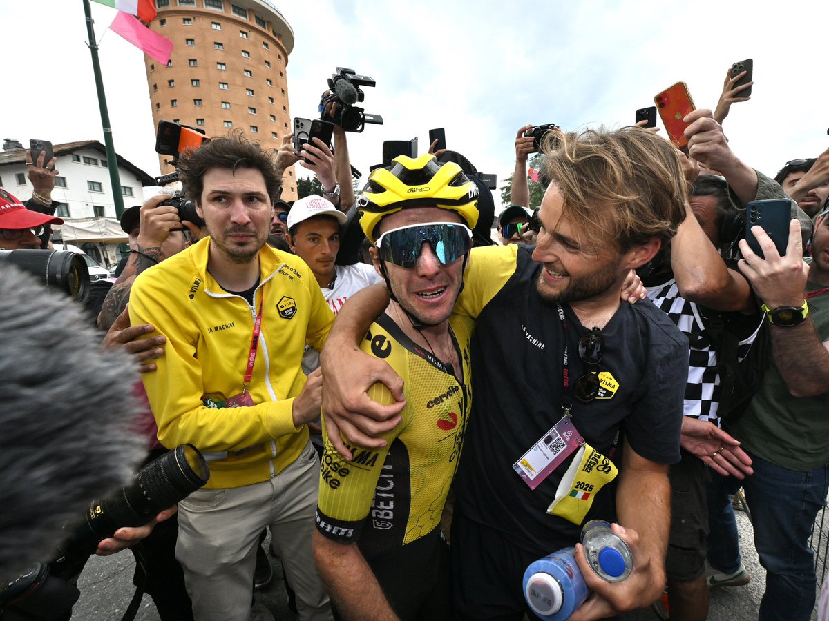 bikechannel_'s tweet photo. 7 anni fa, Simon Yates perse tutto.

Oggi, sullo stesso Colle delle Finestre, si è preso tutto 🩷🇮🇹

Non importa dove cadi, ma dove scegli di risorgere. Dalla crisi più nera al trionfo più rosa: la redenzione di Simon Yates ❤️‍🔥 https://t.co/LCum6om3EG