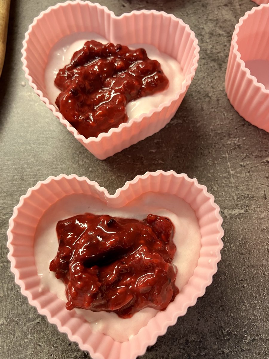 KrisBlackRose's tweet image. Voilà. My current mania… homemade protein #icecream with #mascarpone, #heavycream, #caseinproteinpowder, #eggs, a) with #redberries, b) with choco chips.