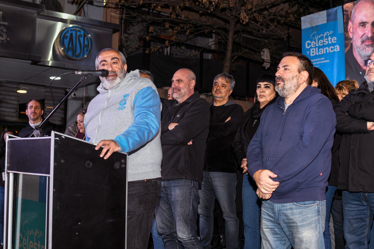 Anoche presentamos a quienes integran la Lista Celeste y Blanca para las elecciones del 7/8 en ATSA Buenos Aires.

Orgullo por los hombres y mujeres que día a día construyen <a href="/AtsaBsAs/">A.T.S.A. Bs.As</a>.

Felicitaciones a <a href="/Javipok/">Javier Pokoik 💚🖤💚</a>, Sec. Gral., y <a href="/MaschioNorberto/">Norberto maschio</a>, Sec. Adj.

 #SiempreCelesteYBlanca