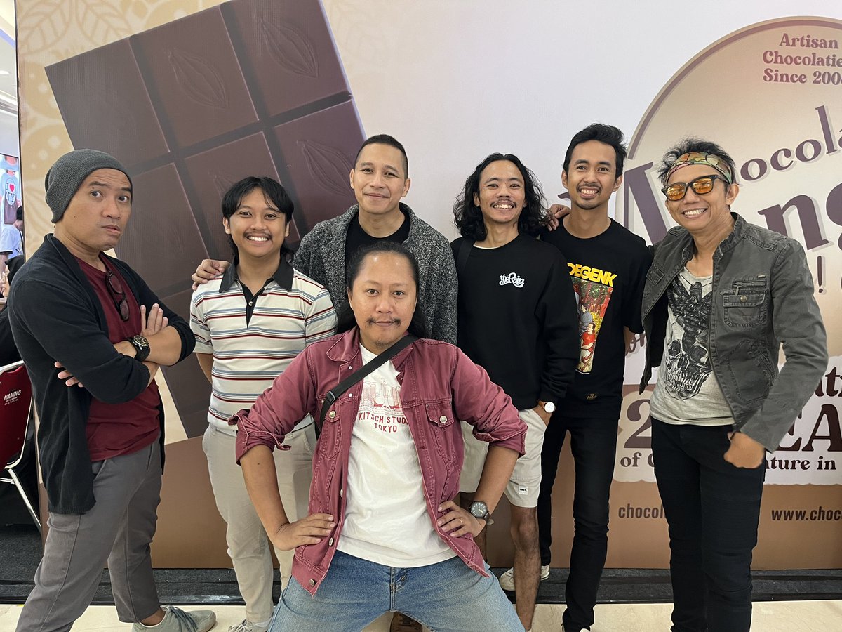 Korekayu_'s tweet photo. Menyambangi Mas-Mas idola kita semua
@TheRainBand https://t.co/wgbSyuyYIL
