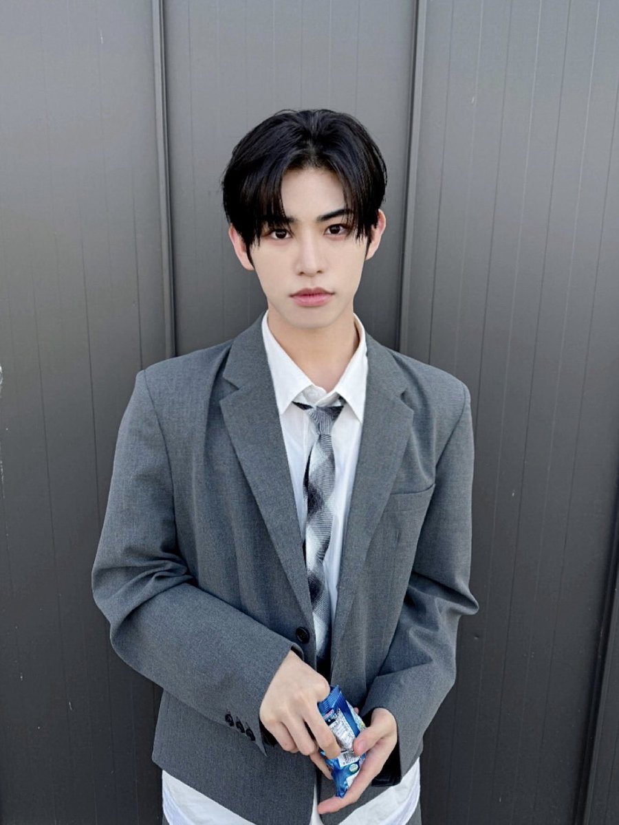 [#민제]
위플립!!! 안녕하세요!!! 
저 웃수저 민제입니다😆
오늘 즐거운 하루 보내셨나요??😙
전 오늘 위플립이랑 하루종일 같이 있을 수 있었어서 너무 좋았어요!!! 
사전 녹화, 본방송 그리고 메가 콘서트까지 저희를 응원하러 와주셔서 감사합니다!
😁 저희도 위플립들에게 계속해서 멋진 무대를
