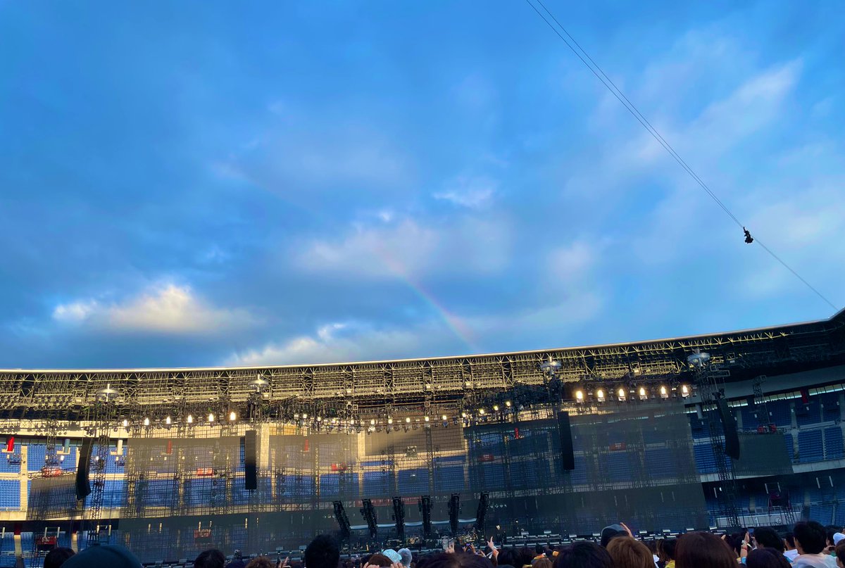 #Official髭男dism #Official髭男dismスタジアム
開演直前にステージの上に奇跡的に虹がかかりました。

7万人ものファンに見守られたライブ。
何回も胸が熱くなりました。
髭男のみんな、サポメンのみなさま、いつも夢をありがとう✨