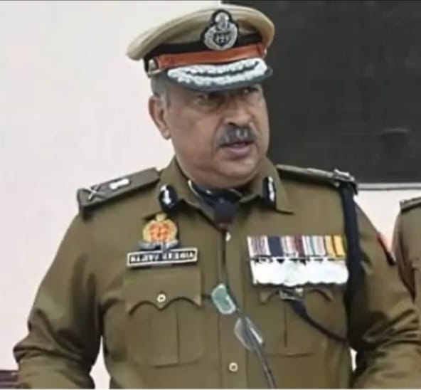 *आखिरकार यूपी को मिला नया डीजीपी*

*राजीव कृष्ण, आईपीएस (1991 बैच) उत्तर प्रदेश के नए पुलिस महानिदेशक (DGP) नियुक्त किए गए हैं।*

केन्द्र सरकार की तरफ से हरी झंडी न मिलने से पुलिस महानिदेशक प्रशांत कुमार का कार्यकाल खत्म, राजीव कृष्ण यूपी के नए डीजीपी।