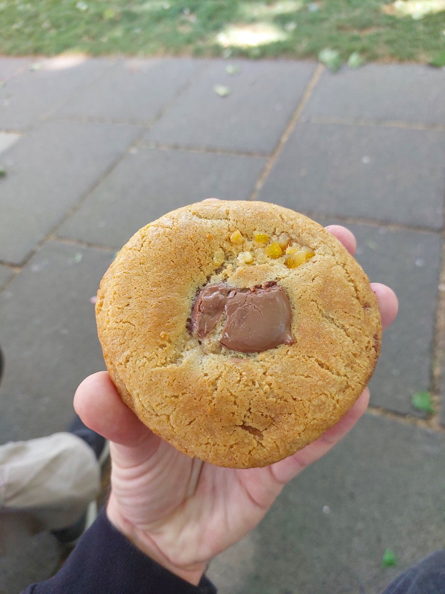 יש בלונדון סניפים של bens cookies. ויש להם עוגיית שוקולד תפוז, זה עוגיה כלכך טעימה.