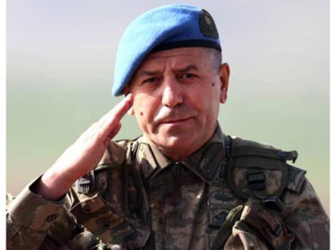 Soğuk namlular elimizde,
Yürüyorken dağlara
Şehitlerden selam geldi
Savaşan tüm sağlara

Uzaklarım yakınlaştı,
İnancımla, davamla
Uyan Hanke geliyorum
Heybetimle, havamla.

1992
AYDOĞAN AYDIN
Topçu Üsteğmen