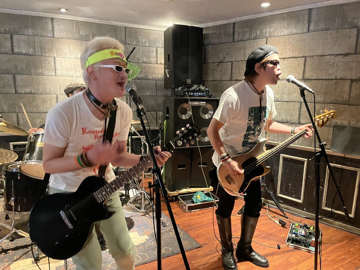 pako515's tweet photo. 今日もすんごい楽しかったですよ!
仲良くしてくれてありがとございます。
pit bar大好きなんでまた6月も遊びいきます!
#SOLDERA
#LITTLEBASTARDS
#G3PUNKS https://t.co/NvPe43XQ7D