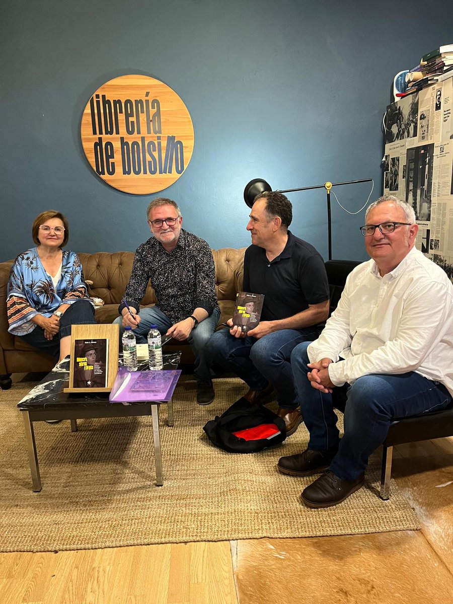 libdebolsillo's tweet photo. Presentación el jueves de "Bibliotecaria, solterona y con gafas", de Juan J. Alonso, en la La Librería De Bolsillo. Con Enrique Á. Mastache, Cristina Lejarza y Pablo Huerga. Una hermosa tarde de cine y filosofía. @RemayVive https://t.co/ih0R1uERaN