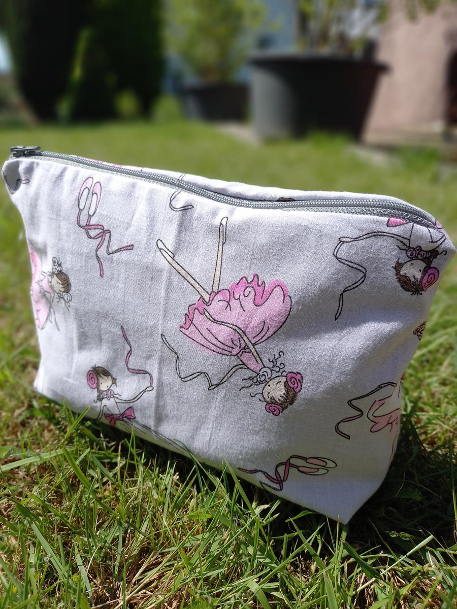 ccat1986's tweet photo. A couple weeks ago I started sewing (figured it was time after advertising sewing machines for 10+ years ๐คฃ).
Finished my second project today and I'm too proud *not* to share it here. So enjoy. ๐คช๐คญ#sewing #sewingbeginner https://t.co/Pn1g7yE8ed