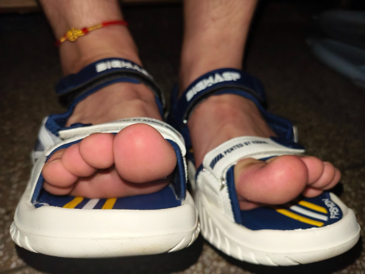 大家端午安康哦~
大家吃粽子了吗，没吃或者吃了的话再吃吃脚子吧🤤
忽略毛裤和大粗腿，顺便求个关注🥺p2是前置 p3后置，果然美颜可以让脚好看好多🤣
 #男生 #男孩 #凉鞋 #足控 #裸足