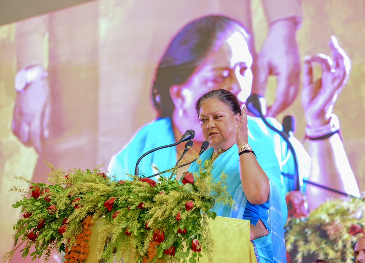 VasundharaBJP's tweet photo. नारी हर ज़िम्मेदारी निभाने में निपुण है, चाहे वह राशन की हो या शासन की।

आज राष्ट्रीय अध्यक्ष आदरणीय श्री जे.पी. नड्डा जी के सान्निध्य में आयोजित अमर वीरांगना अहिल्याबाई होलकर जी की त्रिशताब्दी जयंती के अवसर पर जयपुर के एंटरटेनमेंट पैराडाइज में आयोजित कार्यक्रम में शामिल हुई।

अपने ऐतिहासिक कार्यकाल में मोदी सरकार ने नारी शक्ति वंदन अधिनियम को मंजूरी दे कर पूज्या अहिल्याबाई होलकर जैसी वीरांगनाओं को सच्ची श्रद्धांजलि दी। अहिल्या बाई धर्म की रक्षक थीं और एक ऐसी शासक थीं , जिन्होंने बद्रीनाथ से रामेश्वरम और द्वारिका से पुरी तक आक्रमणकारियों द्वारा क्षतिग्रस्त मंदिरों का पुनर्निर्माण किया। जिनमें काशी का विश्वनाथ मंदिर भी है। 

उनका यह योगदान उनकी धार्मिक आस्था और सांस्कृतिक विरासत के प्रति समर्पण का प्रमाण है।

#AhilyaBaiHolkarAt300