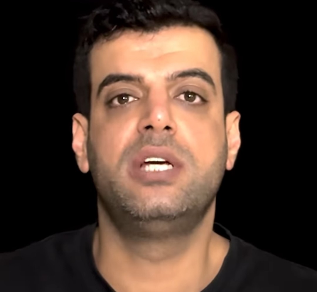 معلومة عالماشي: 

● في الصورة أدناه "هاشم العامر"، وهذا ليس اسمه الحقيقي. 

● يسكن في منطقة طبربور، ودرس في جامعة اليرموك، وخلالها بدأ العمل مع دائرة المخابرات الأردنية.

● يعمل منذ سنوات ضمن فريق إعلامي إماراتي يديره مكتب محمد دحلان في أبوظبي، ويتقاضى حاليا راتبين ثابتين.