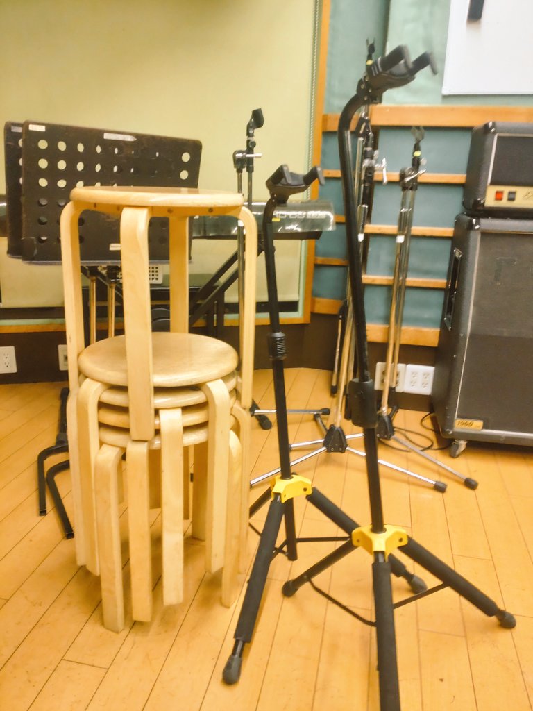 籠もってました。

入室したら部屋のど真ん中に椅子・スタンド・譜面台がなんらかのアートの如く並んでてウケました。
退室は計画的に。笑