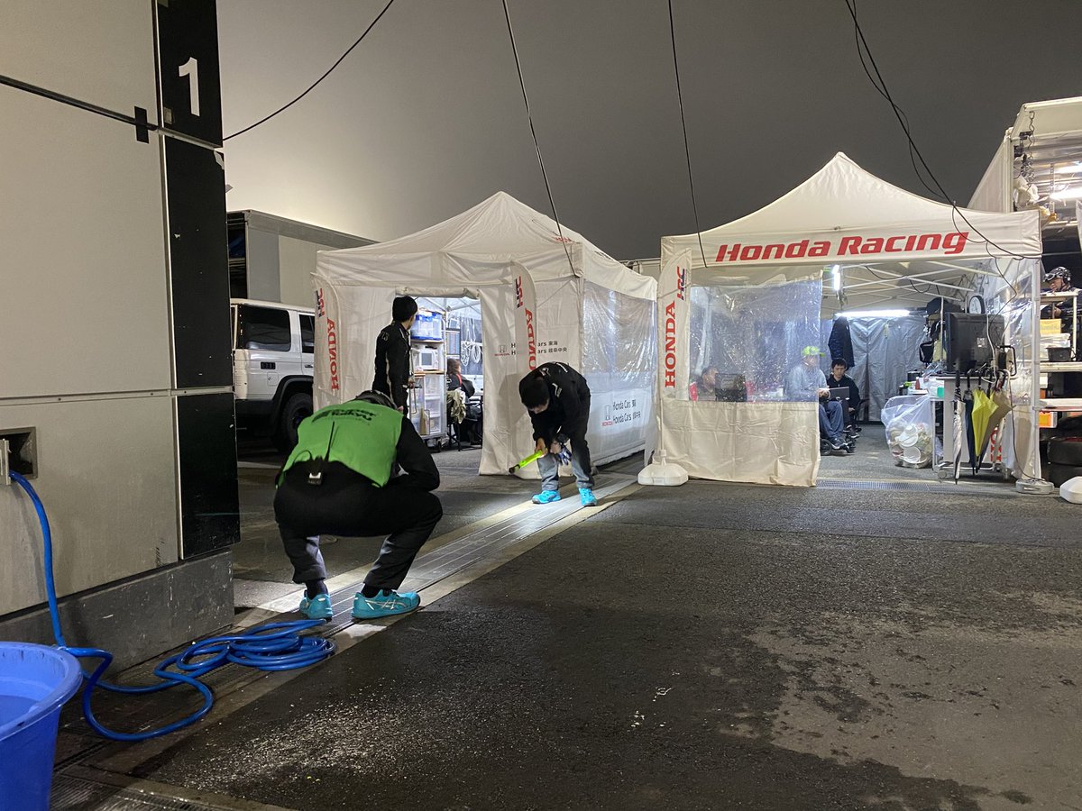 霧の影響で長時間のSCラン中に事件が。
今回お隣のチームのメカさんが大事なピアスを無くしたとのことで、#TEAMYAMATO  と合同で捜索してます🔍
#富士24時間 #FUJI24h #スーパー耐久　#S耐