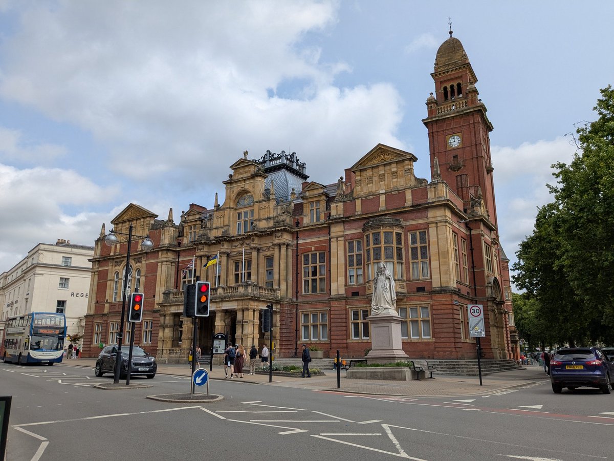 A long time since I've lived in Leamington properly, but there's a part of me that's always liked our Town Hall, and the skew-wiff statue of Queen Victoria. Proud Leamingtonian as it says on the tin 😎