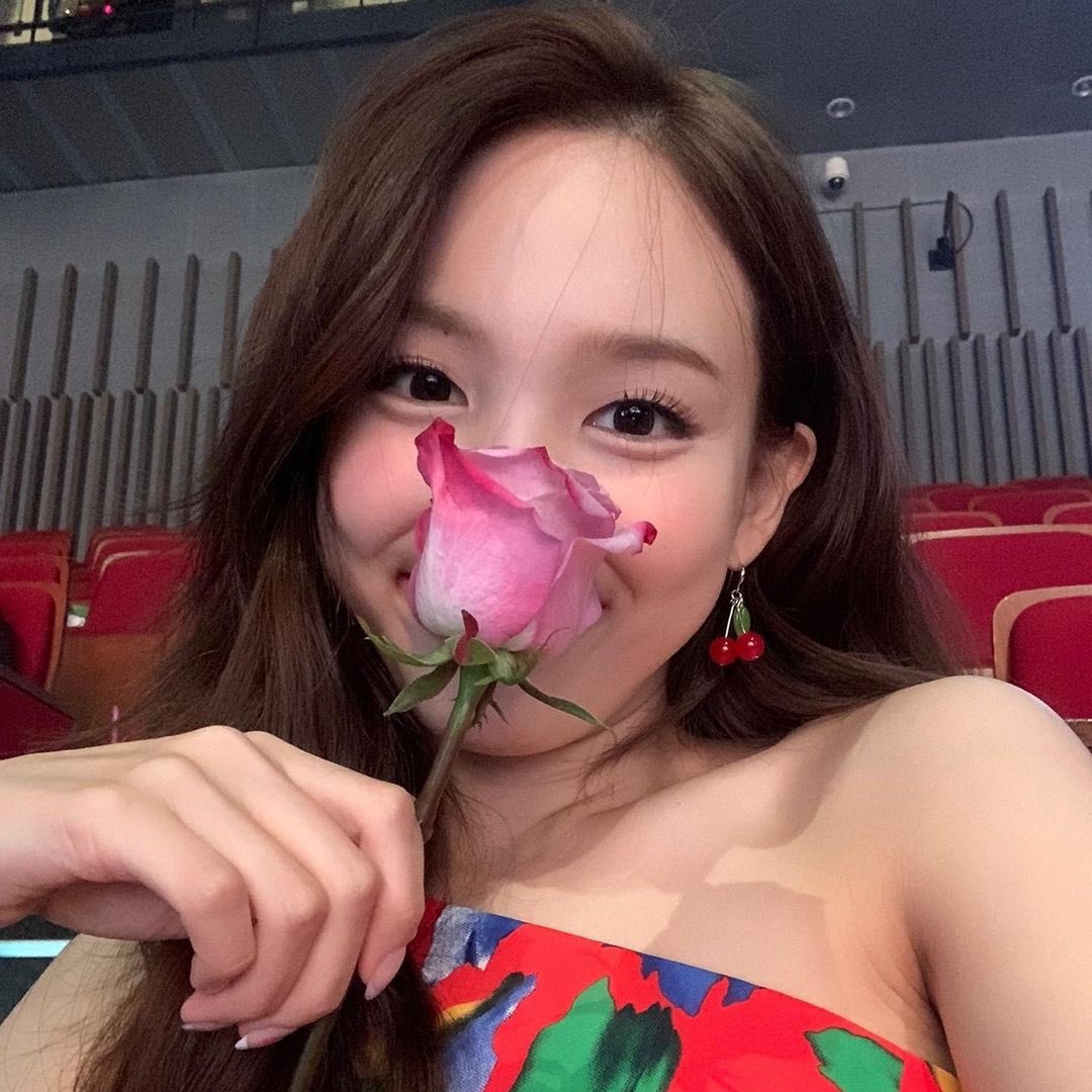fornayeony's tweet photo. some of my favorite nayeon selca https://t.co/vZqWFUW3gr