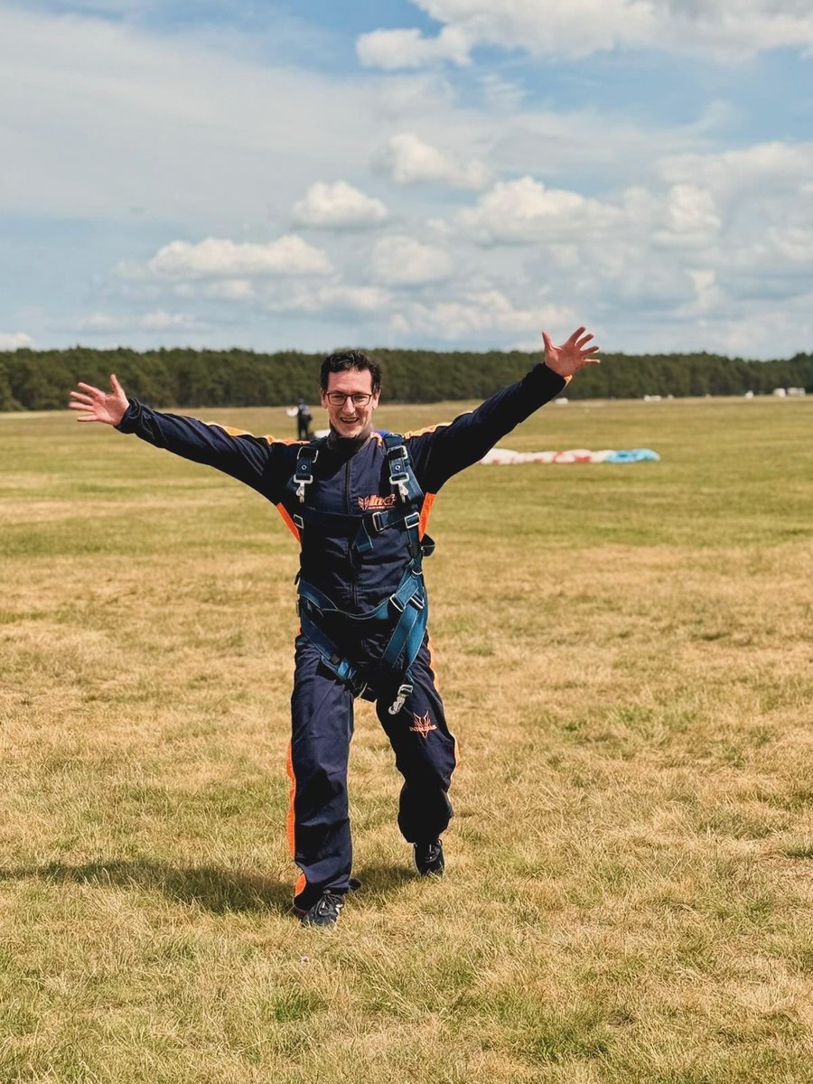 Smaugy's tweet photo. My second skydive jump ever. So much fun, i think i might be interested in education for it for future solojumps https://t.co/97mhG1kBYe
