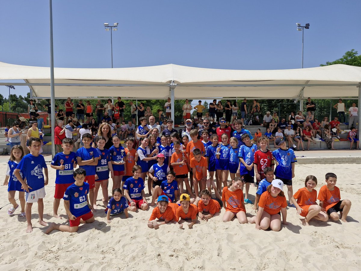 DeporteGetafe's tweet photo. Con la entrega de trofeos a los primeros clasificados de las categorías prebenjamín y benjamín,  esta mañana hemos puesto el colofón a la #CopaPrimavera de #BalonmanoPlaya 2025 que se ha disputado en el Polideportivo Alhóndiga-Sector III 🏆🤾🔝👏👏👏

#Getafe #DeporteenGetafe https://t.co/5OhTpNhbTG