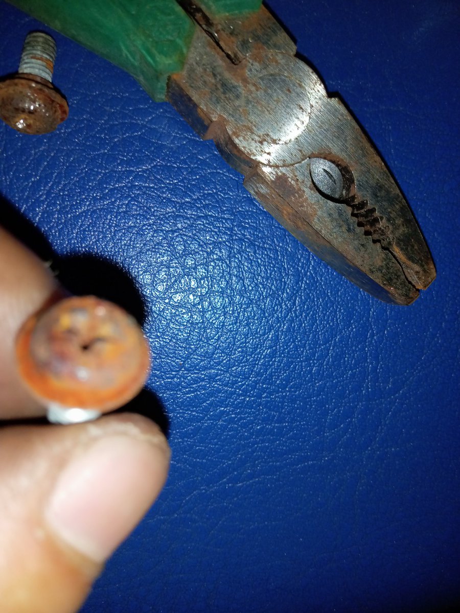 片方のネジが死んでいて難儀したw
そこでネジザウルスですよ
ネジ山が死んでいるのでネジザウルスでしめた