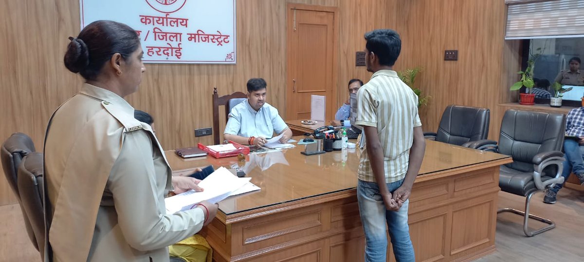 DM Hardoi (@dmhardoi) on Twitter photo рдХрд▓ рдЬрди рд╕реБрдирд╡рд╛рдИ рдХреЗ рджреМрд░рд╛рди рдЗрдВрдЯрд░ рдХреА рдкрд░реАрдХреНрд╖рд╛ рдкрд╛рд╕ рдХрд░рдиреЗ рдХреЗ рдЙрдкрд░рд╛рдиреНрдд рдЖрдЧреЗ рдХреА рдкрдврд╝рд╛рдИ рдХрд░рдиреЗ рдХреЗ рд▓рд┐рдП рд╕рд╣рд╛рдпрддрд╛ рдорд╛рдВрдЧрдиреЗ рдЖрдпреЗ рдЖрд░реНрдерд┐рдХ рд░реВрдк рд╕реЗ рдХрдордЬреЛрд░ рдЫрд╛рддреНрд░ рдПрд╣рд╕рд╛рди рдХреЛ рдорд╣рд╛0рдкреНрд░0рд░рд╛0рд╕реНрдирд╛0рдорд╣рд╛0рдореЗрдВ рдкреНрд░рдзрд╛рдирд╛рдЪрд╛рд░реНрдп рдХреЗ рджреНрд╡рд╛рд░рд╛ рдЖрдЬ рдкреНрд░рд╡реЗрд╢ рджрд┐рд▓рд╛рдпрд╛ рдЧрдпрд╛,рд╕рд╛рде рд╣реА рд╕реНрд╡рд╛рд╡рд▓рдВрдмрд┐рдд рд╢рд┐рдХреНрд╖рд╛ рдкреНрд░рд╛рдкреНрдд рдХрд░рдиреЗ рдХреЗ рд▓рд┐рдпреЗ рд╕рдорд╛рдпреЛрдЬрд┐рдд рднреА рдХрд┐рдпрд╛ рдЧрдпрд╛ рд╣реИред рдХрд▓ рдЬрди рд╕реБрдирд╡рд╛рдИ рдХреЗ рджреМрд░рд╛рди рдЗрдВрдЯрд░ рдХреА рдкрд░реАрдХреНрд╖рд╛ рдкрд╛рд╕ рдХрд░рдиреЗ рдХреЗ рдЙрдкрд░рд╛рдиреНрдд рдЖрдЧреЗ рдХреА рдкрдврд╝рд╛рдИ рдХрд░рдиреЗ рдХреЗ рд▓рд┐рдП рд╕рд╣рд╛рдпрддрд╛ рдорд╛рдВрдЧрдиреЗ рдЖрдпреЗ рдЖрд░реНрдерд┐рдХ рд░реВрдк рд╕реЗ рдХрдордЬреЛрд░ рдЫрд╛рддреНрд░ рдПрд╣рд╕рд╛рди рдХреЛ рдорд╣рд╛0рдкреНрд░0рд░рд╛0рд╕реНрдирд╛0рдорд╣рд╛0рдореЗрдВ рдкреНрд░рдзрд╛рдирд╛рдЪрд╛рд░реНрдп рдХреЗ рджреНрд╡рд╛рд░рд╛ рдЖрдЬ рдкреНрд░рд╡реЗрд╢ рджрд┐рд▓рд╛рдпрд╛ рдЧрдпрд╛,рд╕рд╛рде рд╣реА рд╕реНрд╡рд╛рд╡рд▓рдВрдмрд┐рдд рд╢рд┐рдХреНрд╖рд╛ рдкреНрд░рд╛рдкреНрдд рдХрд░рдиреЗ рдХреЗ рд▓рд┐рдпреЗ рд╕рдорд╛рдпреЛрдЬрд┐рдд рднреА рдХрд┐рдпрд╛ рдЧрдпрд╛ рд╣реИред