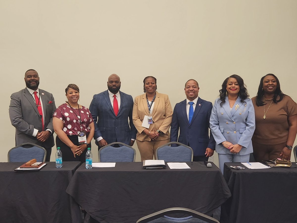 🪑🔥 The Hot Seat Mock Interview activity at the Aspiring Head Coaches Summit was a great experience! Two brave participants had real interview scenarios with immediate feedback from district execs. A standout feature of the #TABSEMasterClass. 💪🏾 #LeadershipDevelopment