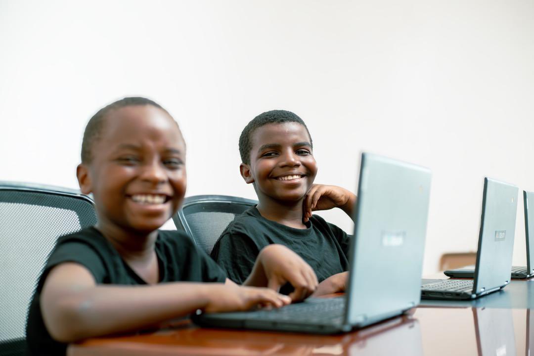 chapo255's tweet image. MZAZI HAKIKISHA MWANAO ANAITUMIA LIKIZO VYEMA!

Karibu kwenye  Summer Code Surge 2025, darasa la kompyuta kwa watoto kuanzia miaka 5-18 kutoka @KodeUniKids

Siku 10 za kujifunza coding

✅ Ada:200,000
📍 Dar | June 09 – July 18

☎️: 0745 000555

#SummerCodeSurge #KodeUni