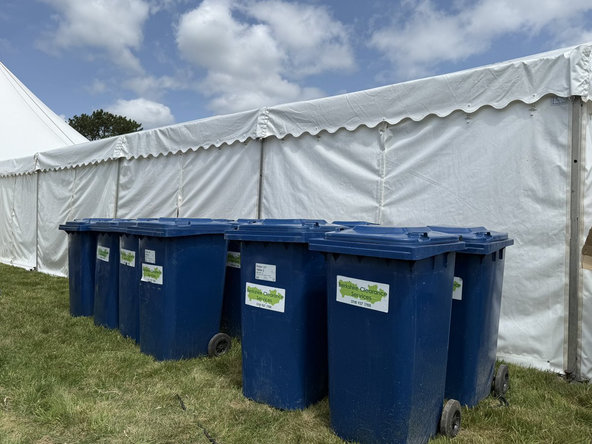 🎪 Outdoor wedding or estate event?
Let us handle the waste so you can focus on the big day.
💙 Clean 240L bins
✅ Weddings, estates, marquees &amp; receptions
📍 Berkshire 
📞 0118 937 1788
🔗 berkshire-clearanceservices.co.uk/event-waste-ma…
#WeddingClearance #EstateWaste #BerkshireWeddings