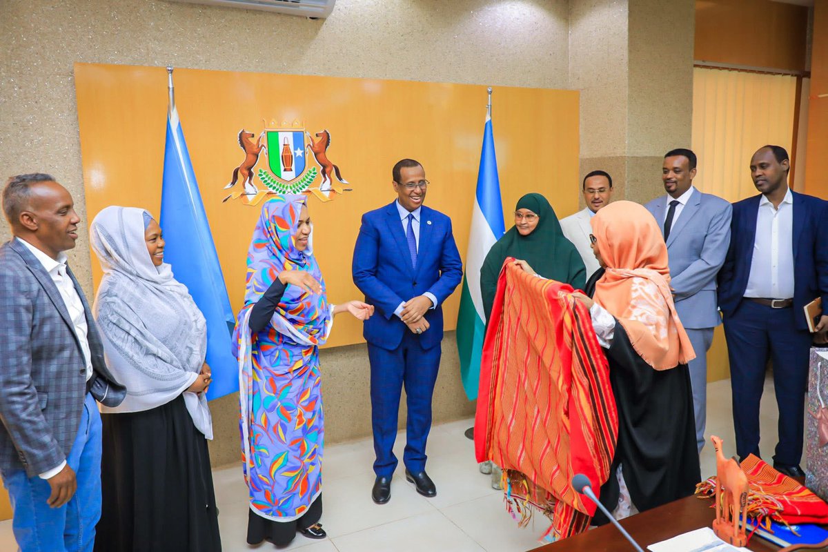 HELugatoor's tweet photo. Qasriga Madaxtooyada waxaan maanta kulan sagootin ah kula yeeshay Wakiilkii Hay’adda @unicefsomalia Marwo #Wafaa Sa'eed oo dhamaysatay wakhtigeedii shaqada.
Marwo Wafaa Sa'eed waxaan uga mahadceliyay xiriirkii dhawaa iyo wadashaqayntii wanaagsanayd ee ay la lahayd Puntland https://t.co/5lhZAUwWp4