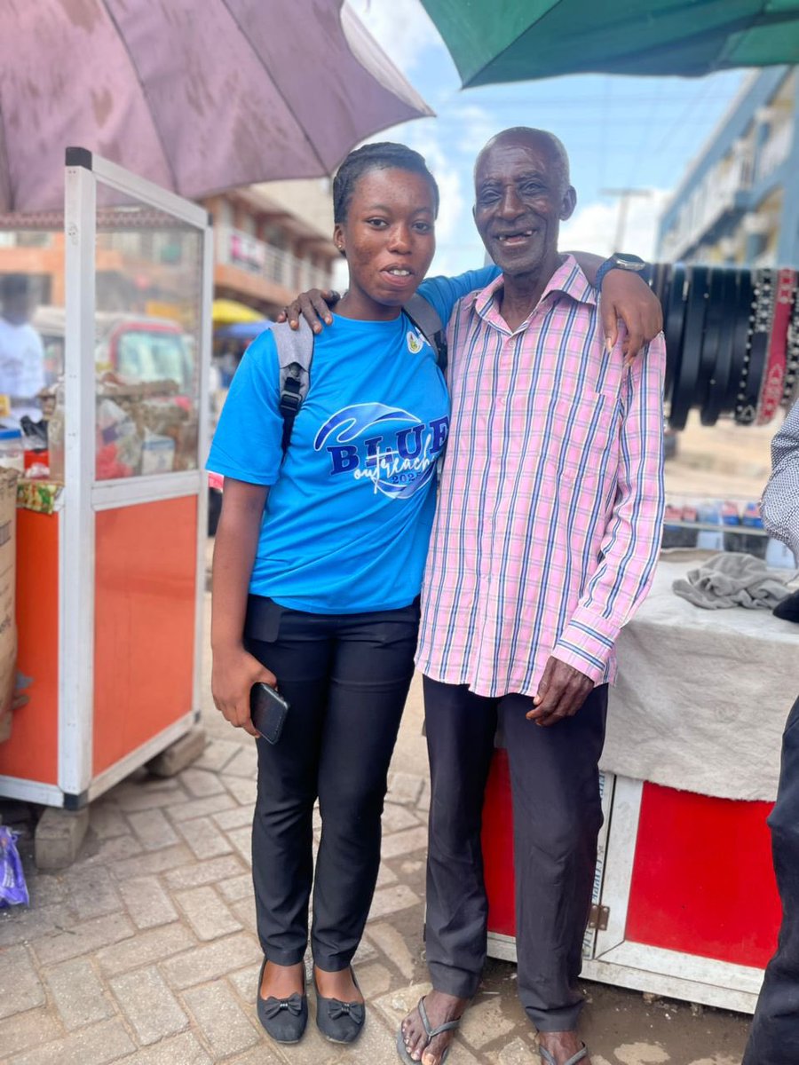 ritagyamfi021's tweet photo. So much excitement and joy yesterday! We took our knowledge beyond campus and spent time with the incredible men and women at the market,sharing ideas, learning, and growing together. The market taught us just as much. We didn’t just talk we connected✊#BlueOutreach #MarketVibes https://t.co/9Ss5GJNIes