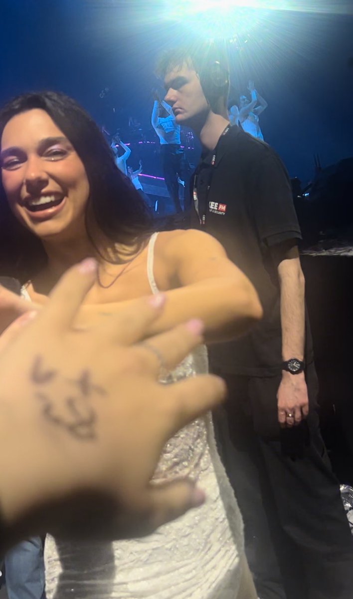 laura🦋 tweet media