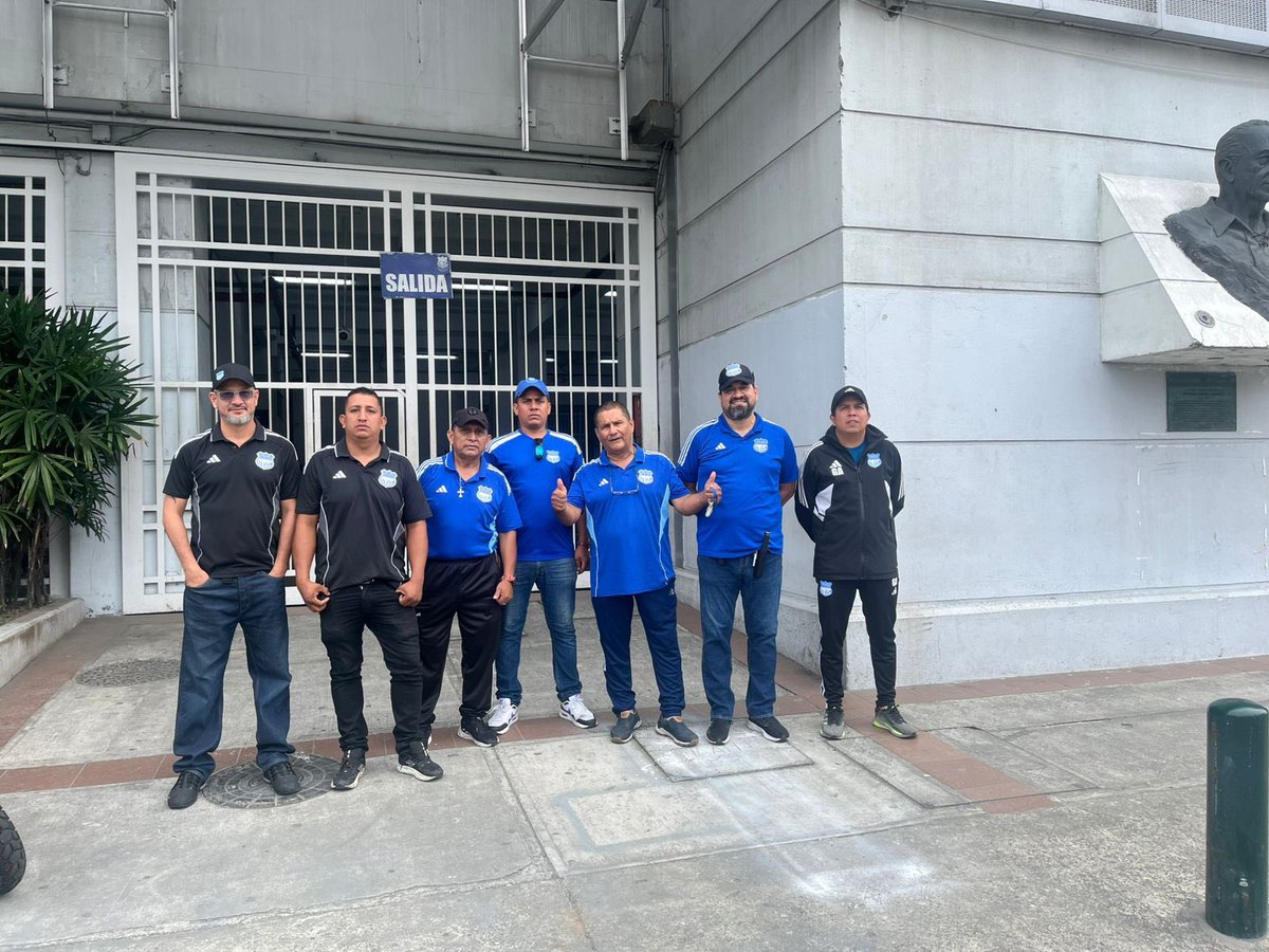 KCH FM RADIO (@kch_fm) on Twitter photo ⚽️✍🏻 TODO SOLUCIONADO EN EL BOMBILLO ⚽️✍🏻
La directiva de Emelec 🔵⚡️llegó a un acuerdo para cancelar los valores pendientes con la empresa de seguridad, <a href="/CUPORT/">Jorge Villacreses</a> en estos momentos se procede a retirar los candados del George Capwell
Vía <a href="/javieralavar/">Javier Alava</a> ⚽️✍🏻 TODO SOLUCIONADO EN EL BOMBILLO ⚽️✍🏻
La directiva de Emelec 🔵⚡️llegó a un acuerdo para cancelar los valores pendientes con la empresa de seguridad, <a href="/CUPORT/">Jorge Villacreses</a> en estos momentos se procede a retirar los candados del George Capwell
Vía <a href="/javieralavar/">Javier Alava</a>