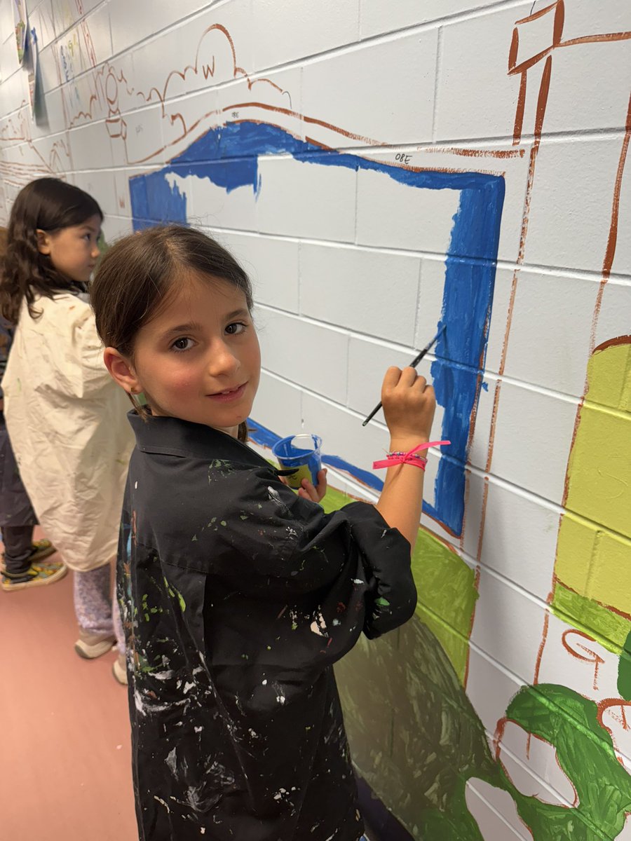 missfrieman's tweet photo. We painted our mural 🎨🖌️ @HarrisonHawks90 https://t.co/lBK1eZUYKA