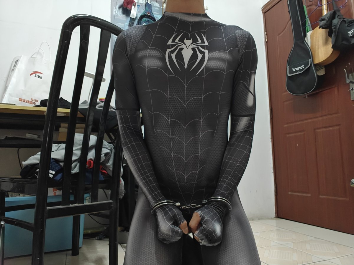 HotwaterMr's tweet photo. 被抓了🥺想给小蜘蛛戴上手铐还是项圈？ https://t.co/kDLTDhXBPX