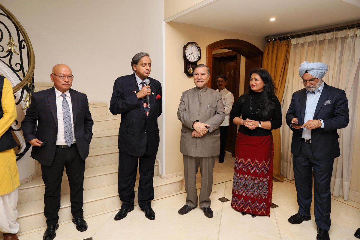 AIRNewsHindi's tweet photo. Amb HE Vanlalhuma ने दौरे पर आए सर्वदलीय संसदीय प्रतिनिधिमंडल के लिए स्वागत समारोह का आयोजन किया। सदस्यों ने भारतीय प्रवासियों और कोलंबियाई नागरिकों ��े साथ बातची�� की, तथा आतंकवाद के खिलाफ भारत के दृढ़ रुख 

-India in Colombia, @IndiaEmbBogota https://t.co/L5XxgnrLGY