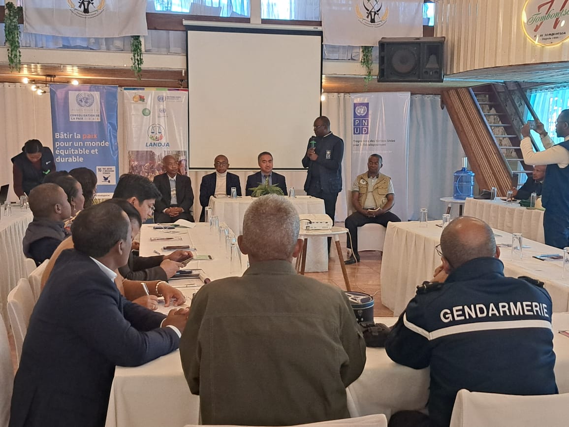 PNUD Madagascar (@undpmadagascar) on Twitter photo À Haute Matsiatra, tradition & légalité marchent main dans la main !
#LANDJA, les membres de l’asso SOA MIRAY DIA ont renforcé leurs capacités pour une justice communautaire + juste, + humaine & conforme au droit.
<a href="/PBFMadagascar/">UN Peacebuilding - Madagascar</a>
<a href="/JoachimOUEDRAO4/">Joachim OUEDRAOGO</a>
<a href="/mdoucey/">Marie Doucey</a>
#Peace #Dina À Haute Matsiatra, tradition & légalité marchent main dans la main !
#LANDJA, les membres de l’asso SOA MIRAY DIA ont renforcé leurs capacités pour une justice communautaire + juste, + humaine & conforme au droit.
<a href="/PBFMadagascar/">UN Peacebuilding - Madagascar</a>
<a href="/JoachimOUEDRAO4/">Joachim OUEDRAOGO</a>
<a href="/mdoucey/">Marie Doucey</a>
#Peace #Dina