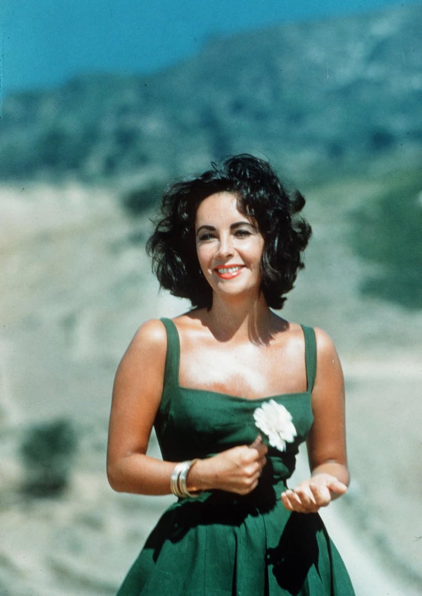 Who's that 👀? Hmm  🤔?¿