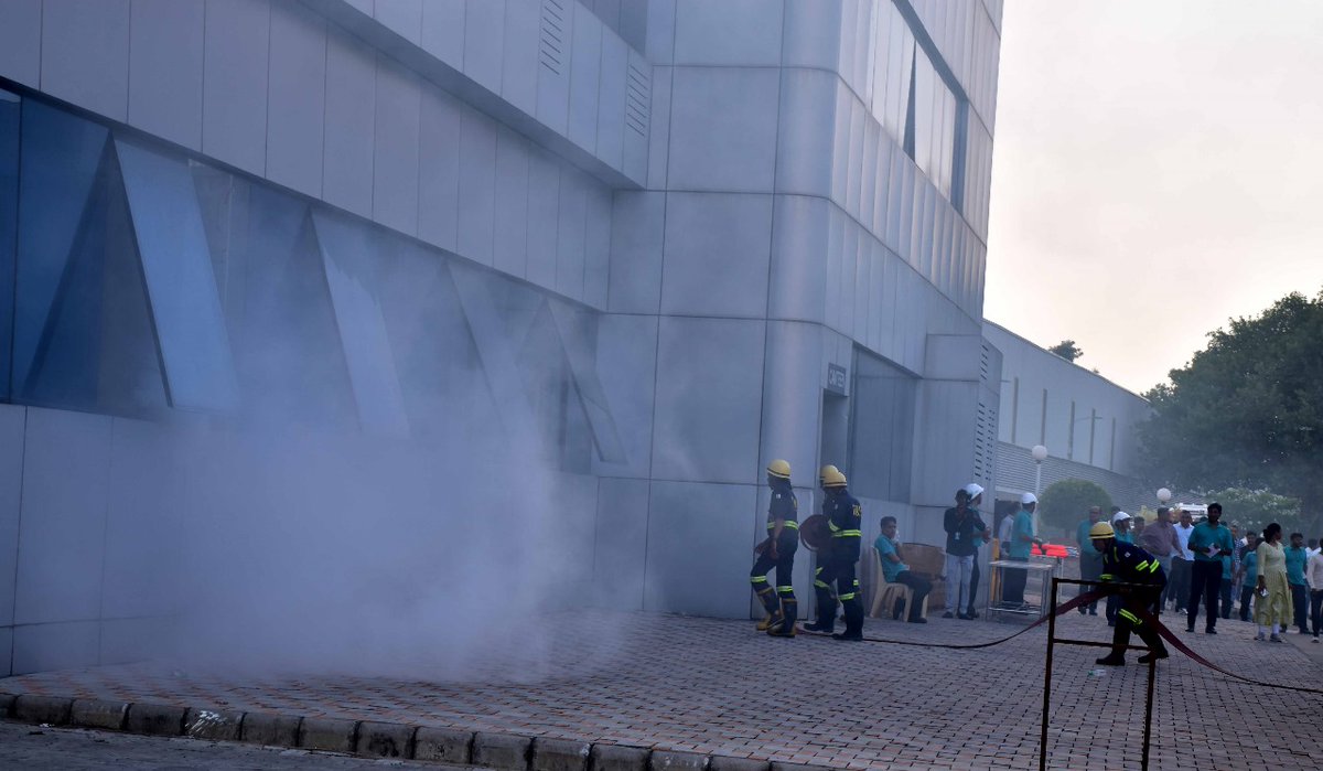 2nd Civil Defence Exercise “Operation Shield” અનુસંધાને આજરોજ આણંદના Elecon Engineering company limited ખાતે mock drill નું આયોજન કરવામાં આવ્યું હતુ જે અંતર્ગત આણંદ તાલુકામાં નોંધણી થયેલ Civil Defence volunteers બહોળી સંખ્યામાં ઉપસ્થિત રહી રાષ્ટ્ર સેવા માટે આપાતકાલીન પરિસ્થિતિને