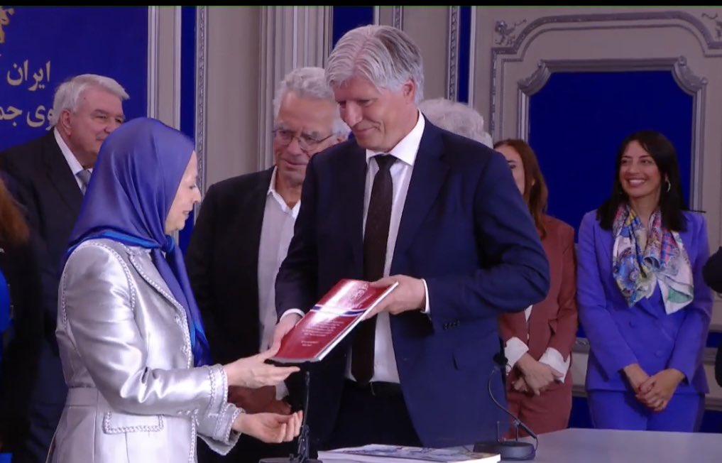 Unge norsk-iranere for demokrati (@unid_) on Twitter photo NÅ!
Et flertall på <a href="/Stortinget/">Stortinget</a> støtter kampen for et fritt Iran!
På «Free Iran 2025» konferansen i Paris kunngjorde en norsk delegasjon, bestående av <a href="/olaelvestuen/">Ola Elvestuen</a>, <a href="/larsrise/">Lars Rise</a> og <a href="/rasmusjmh/">Rasmus JM Hansson</a>, at et flertall i Stortinget stiller seg bak den iranske motstandsbevegelsen og folkets NÅ!
Et flertall på <a href="/Stortinget/">Stortinget</a> støtter kampen for et fritt Iran!
På «Free Iran 2025» konferansen i Paris kunngjorde en norsk delegasjon, bestående av <a href="/olaelvestuen/">Ola Elvestuen</a>, <a href="/larsrise/">Lars Rise</a> og <a href="/rasmusjmh/">Rasmus JM Hansson</a>, at et flertall i Stortinget stiller seg bak den iranske motstandsbevegelsen og folkets