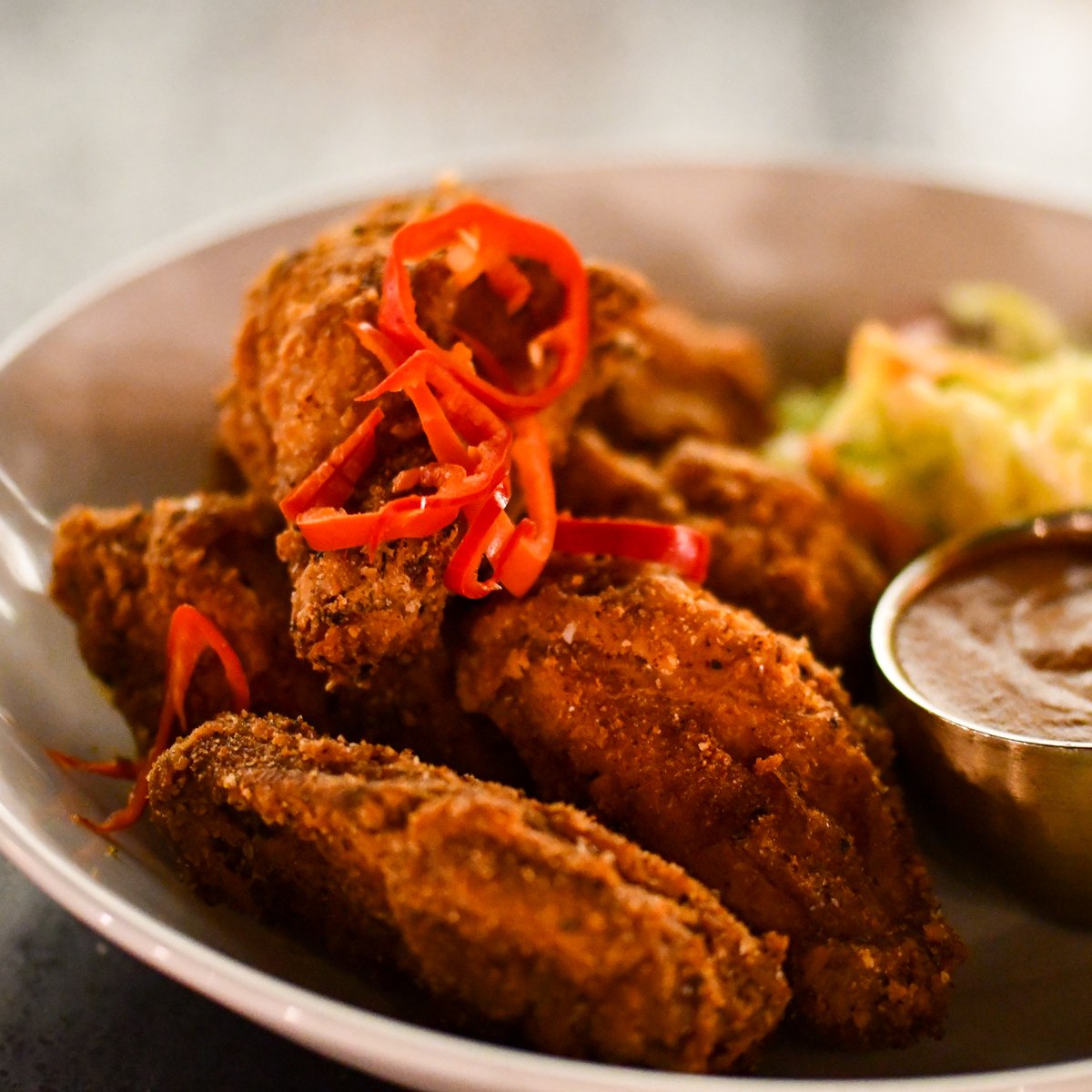 CommissionRow's tweet image. Extended game day cravings? Swing by Mel’s after the Pacers game for twice-fried wings, crispy buttermilk sandwiches, and cocktails worth sticking around for. 🏀🍗🥂

#PostGameBites #MelsFavorites