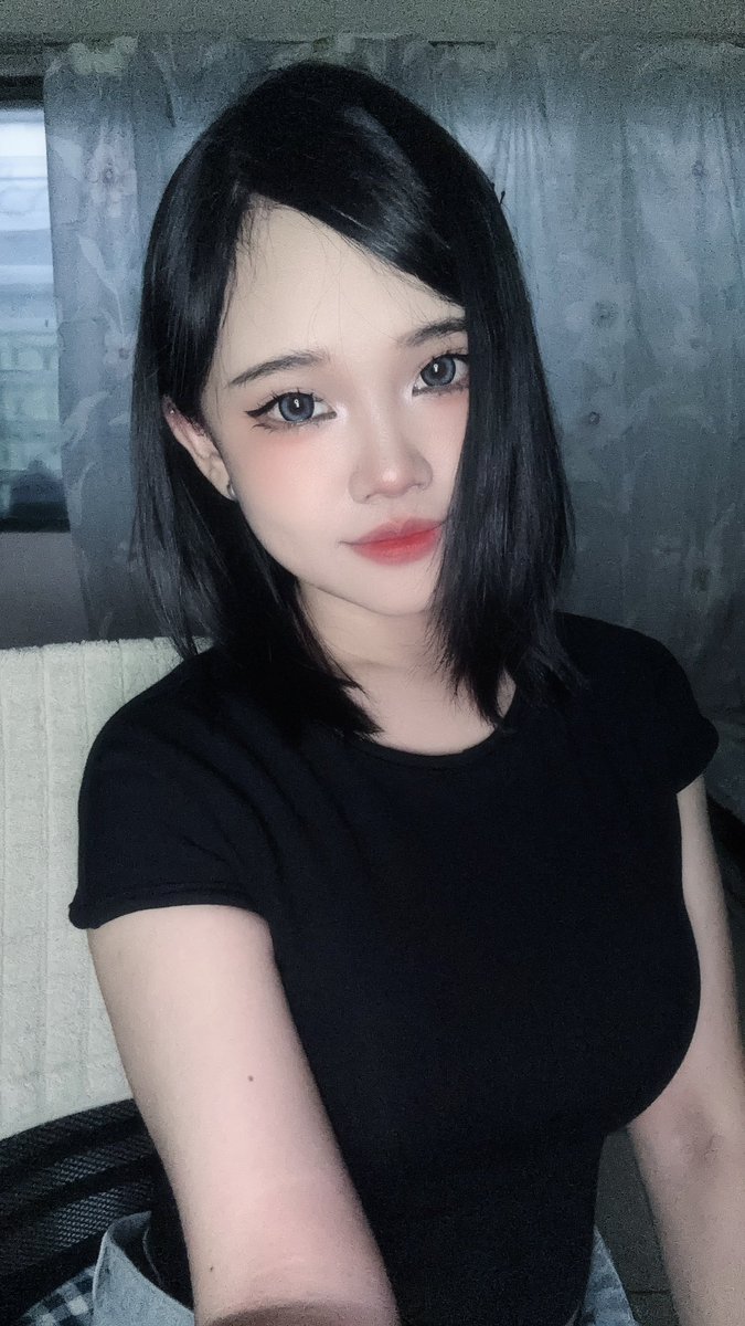 MyaaKittyna's tweet photo. New hair who dis https://t.co/XHT7Er8voN