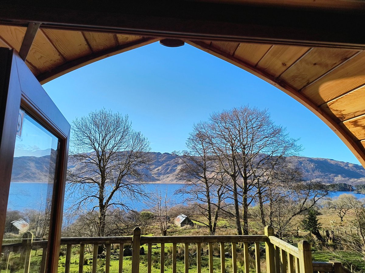 😍 Fancy waking up to this stunning view over Loch Morar? Tucked away in a peaceful woodland glade near Morar, The Wee Lodge offers a magical glamping escape! 🛶🏞️

camping-directory.uk/2732 

#LochMorar #HighlandsGlamping #GlampingScotland #RomanticRetreat #WildlifeWatching