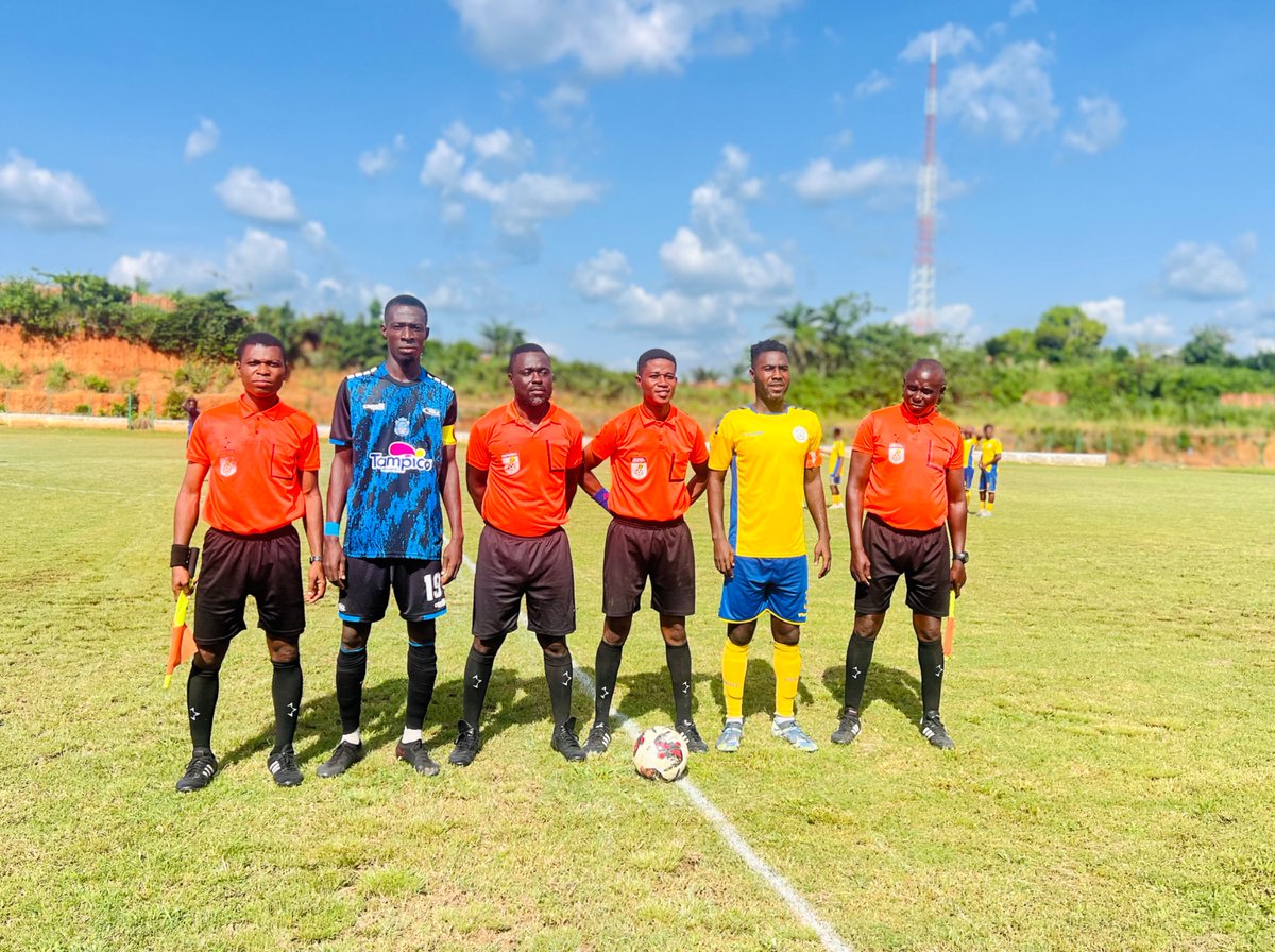 1' | ⚫️🟡 KICK OFF

Referee William Agbovi whistles for the start of game here at Akim Oda Sports Stadium 

KOTOKU ROYALS 0️⃣ - 0️⃣ SEMPER FI