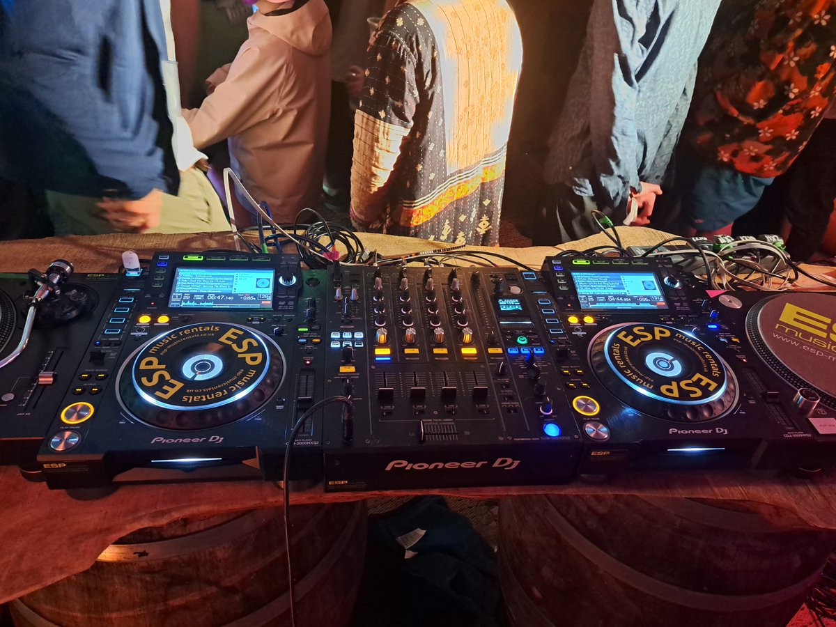 Thank you <a href="/espmusicrentals/">espmusicrentals</a> for the kit at <a href="/FyneFest/">FyneFest</a> ...
If you're coming tonight, I'm on the main stage around midnight.
Come and say hello.