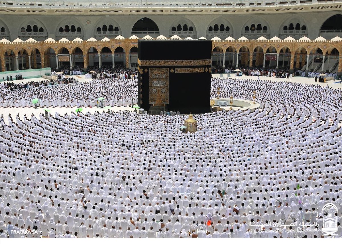 اللهُ أكبرُ  ..  عَشْرُ الخيرِ قد فَاحتْ
يا ربّ فاجعلْ لنا مِنْ خيرِها قِسْمَا
واهدِ القُلوبَ لِمَا ترضاهُ مِنْ عملٍ 
وفي سباقِ التُّقىٰ اجعلْ لنَا إسْمَا
#عشر_ذي_الحجة