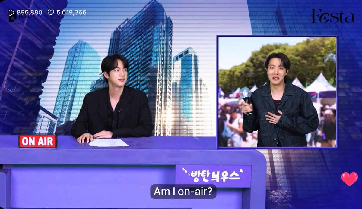 มีกันแค่ 2 คนเลยต้องดำเนินรายการกันเอง รับบทพิธีกรในห้องส่ง พิธีกรนอกสนาม แขกรับเชิญกันเอง 2 คน คือ 55555555555